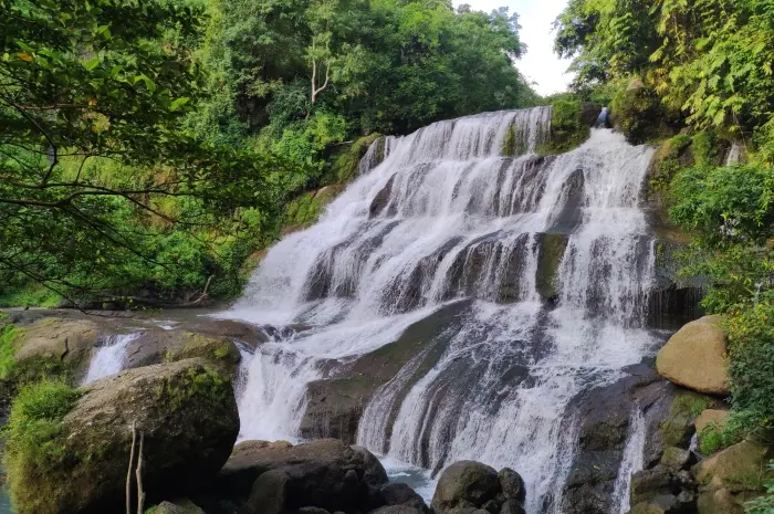 Lacolla Waterfall, a natural tourist destination with stunning natural beauty in Maros