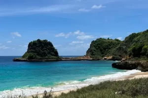 Tanjung Bloam Beach, White Sand Beach in East Lombok Surrounded by Exotic Cliffs