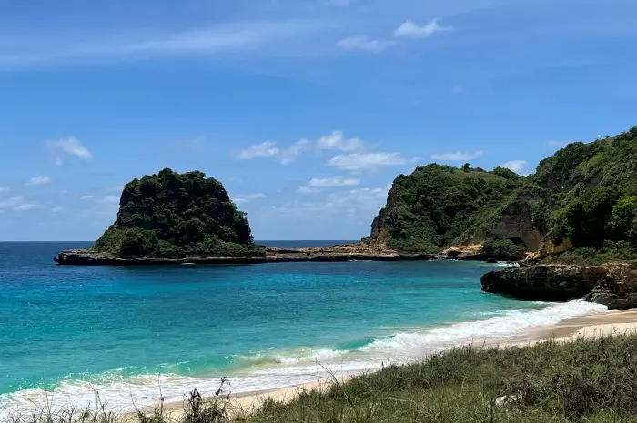 Tanjung Bloam Beach, White Sand Beach in East Lombok Surrounded by Exotic Cliffs