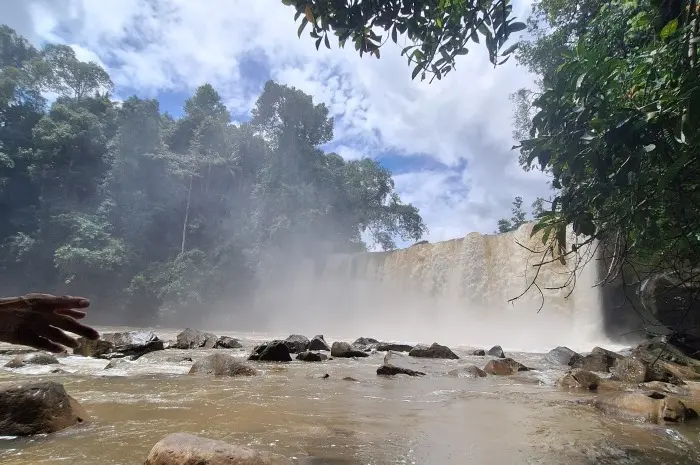 Riam Merasap Waterfall